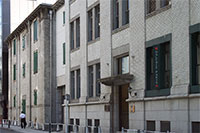 取壊しが計画されている旧三井物産株式会社横浜支店倉庫(写真 左)