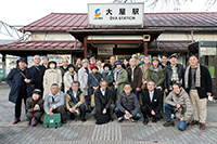 大屋駅前にて記念撮影