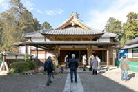 修復が終わっている
となりに建つ斎館