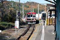 駅に進入してくる列車
かなりの勾配を登ってくる